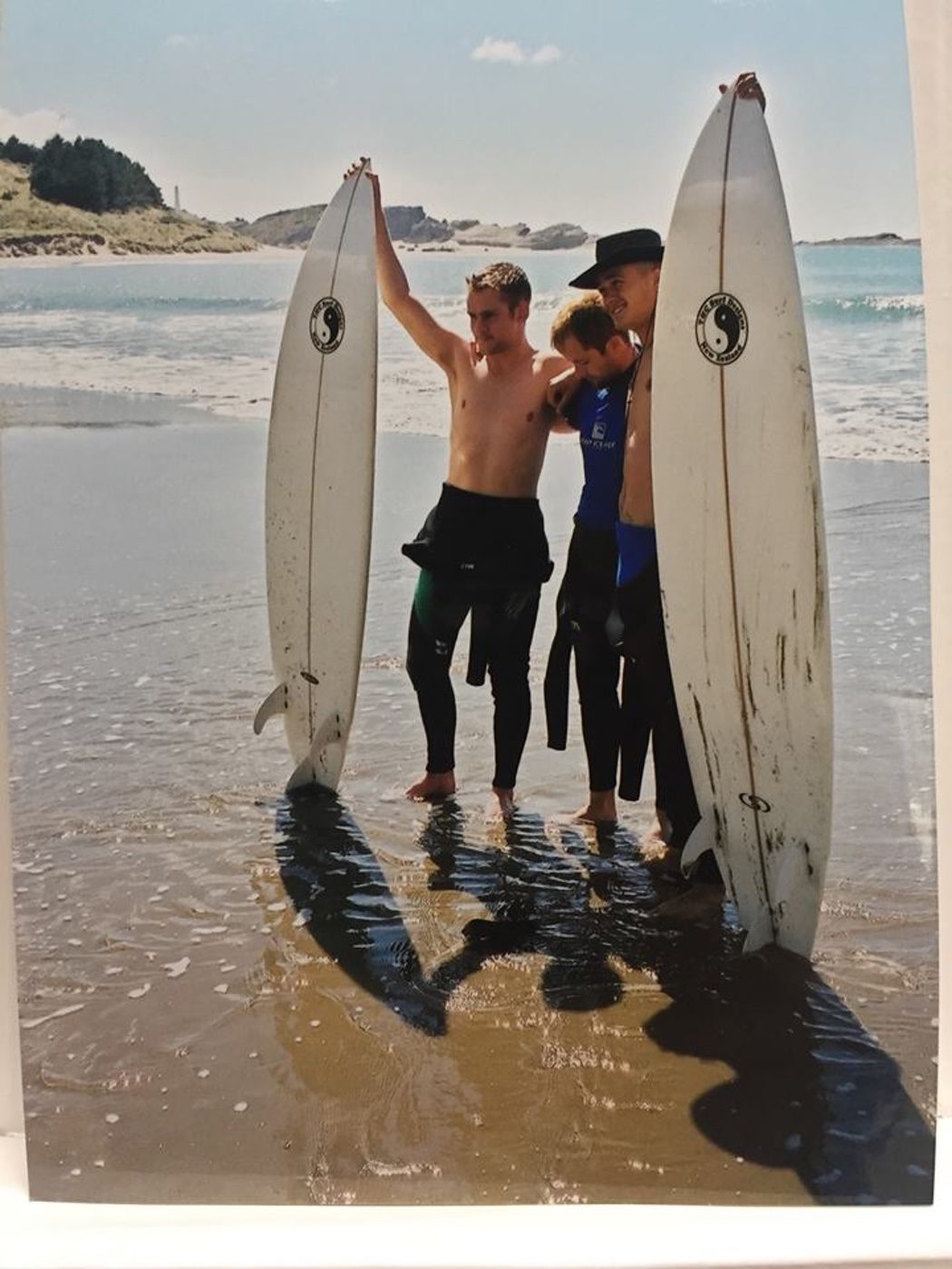 El reparto aprovecha una tarde de surf