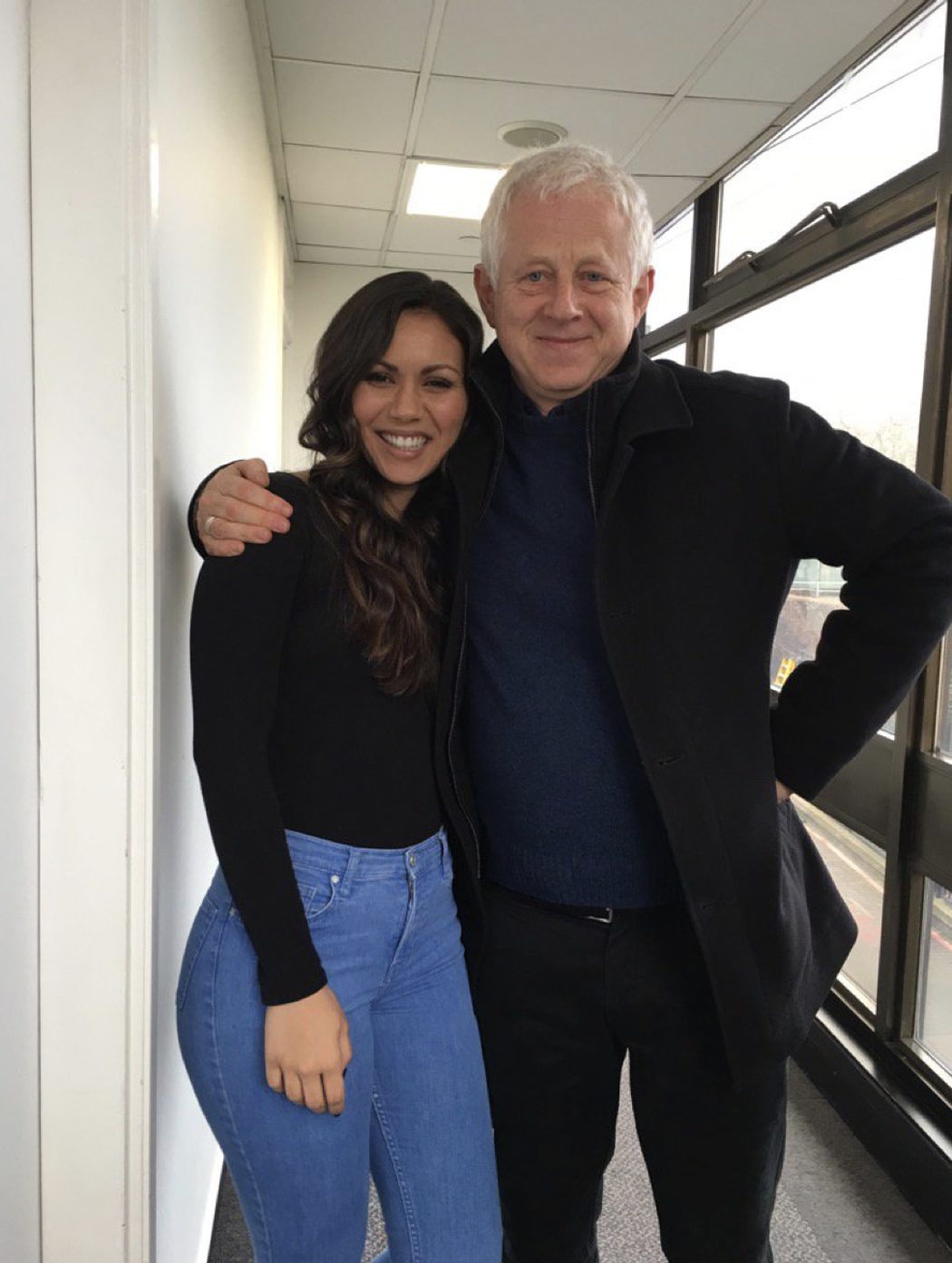 Olivia Olson (Joanna) y Richard Curtis