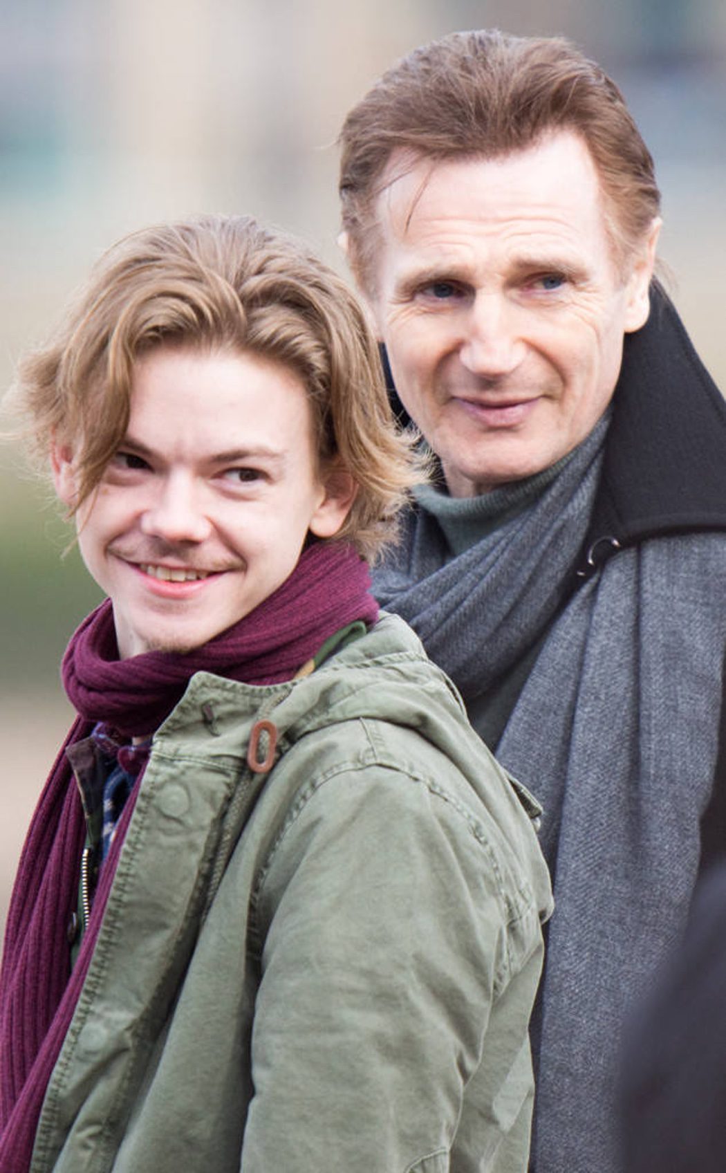 Sam (Brodie-Sangster) y Daniel (Neeson) 14 años después