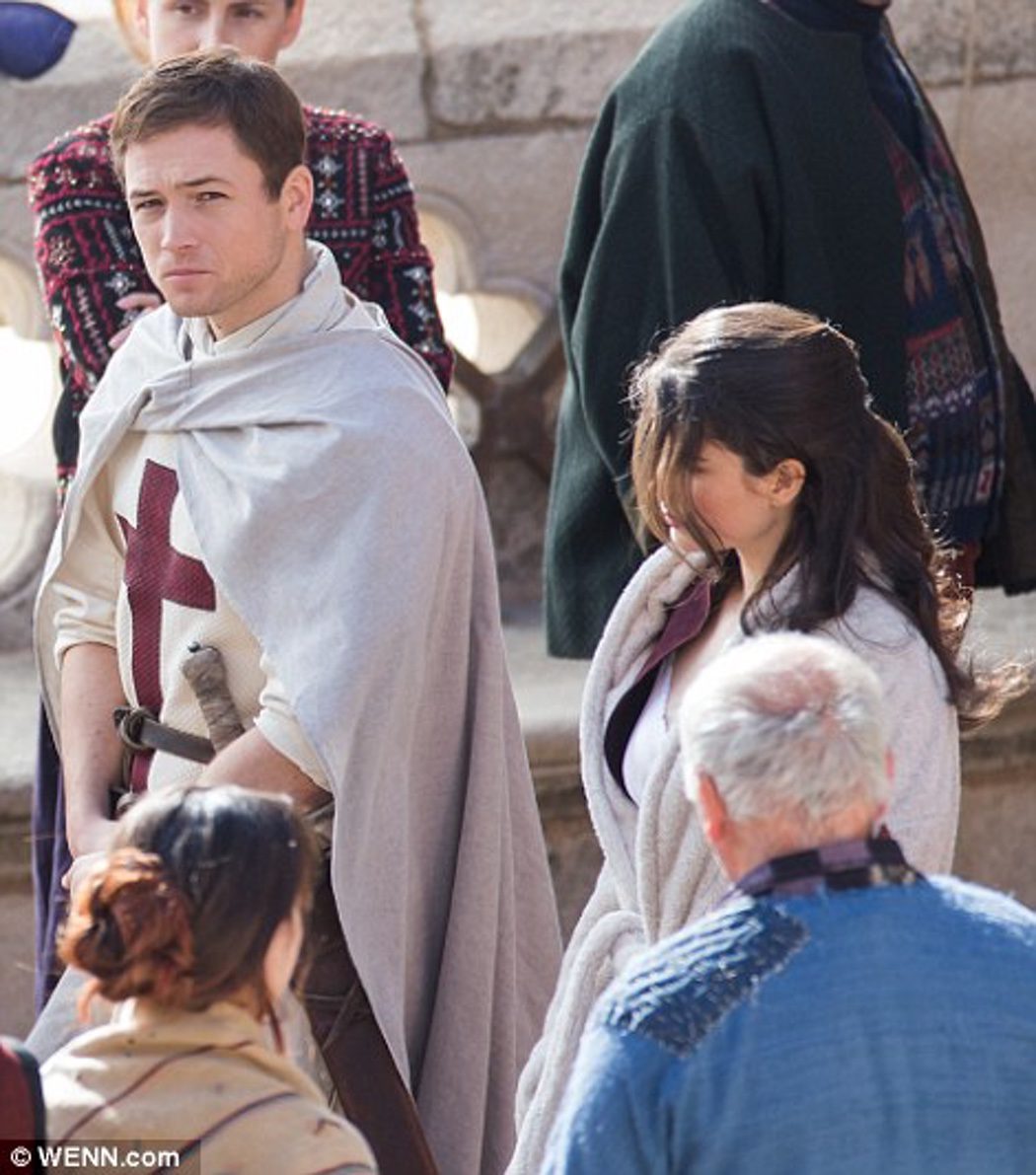 Taron Egerton (Robin Hood) y Eve Hewson (Marian)