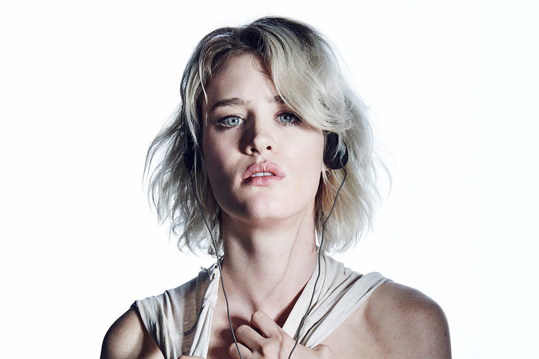 La jovencita Trinity: Mackenzie Davis