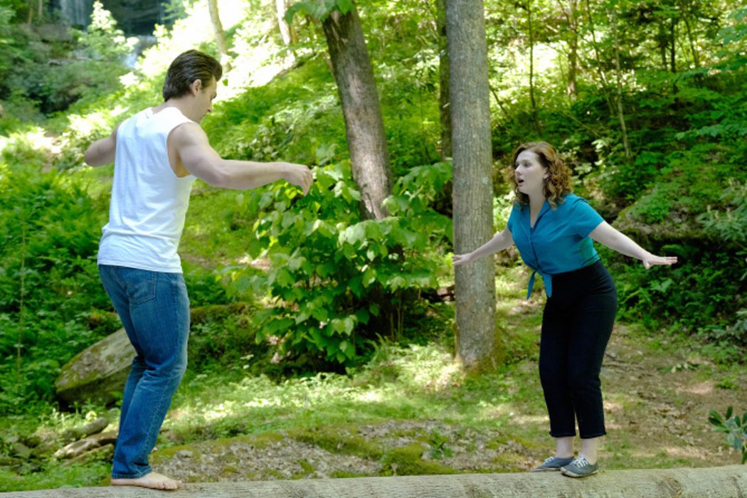 Abigail Breslin y Colt Prattes como Baby y Johnny