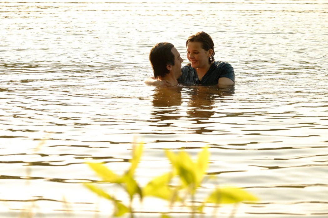 Abigail Breslin y Colt Prattes como Baby y Johnny