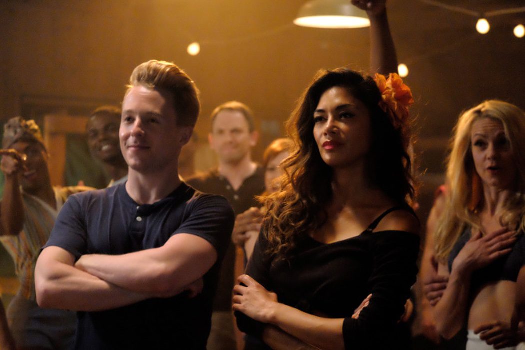 Mikey Winslow es Spin y Nicole Scherzinger es Penny Johnson