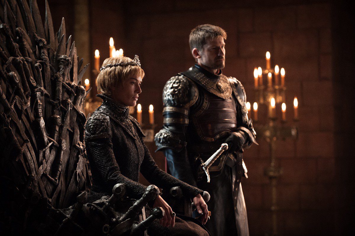 Cersei y Jaime Lannister en el Trono de Hierro reciben a...