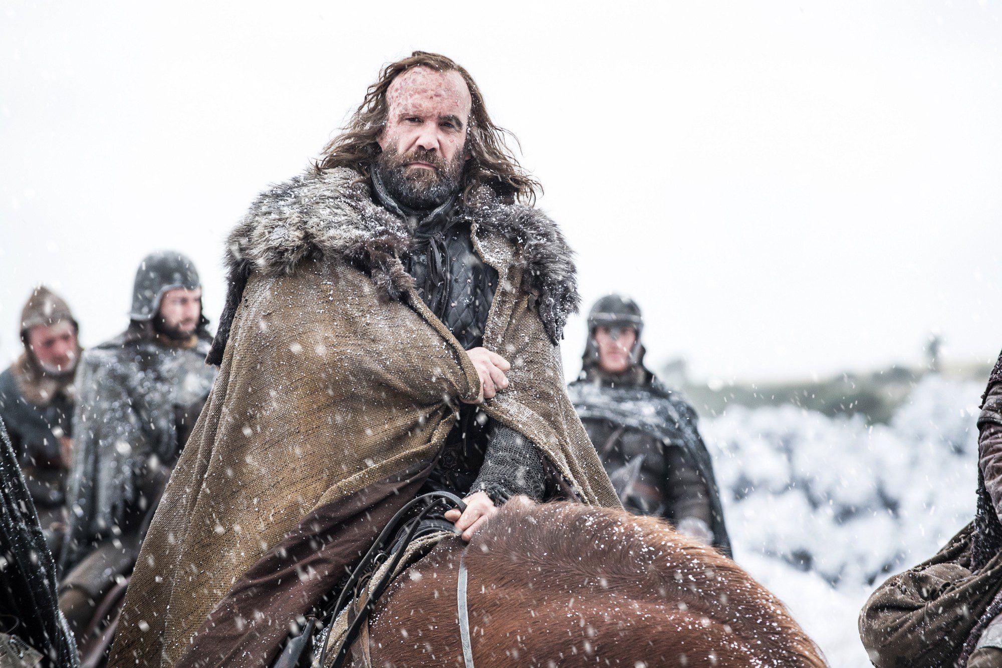 Sandor Clegane 'El Perro' llega al Norte a caballo