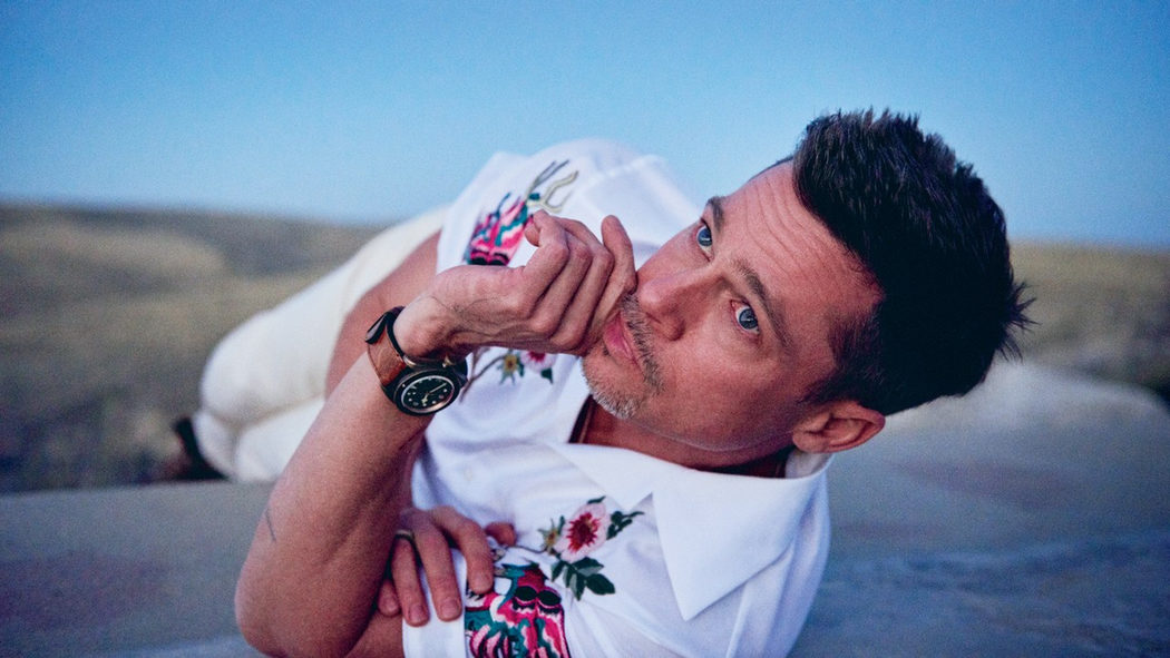 Brad Pitt con camisa estampada