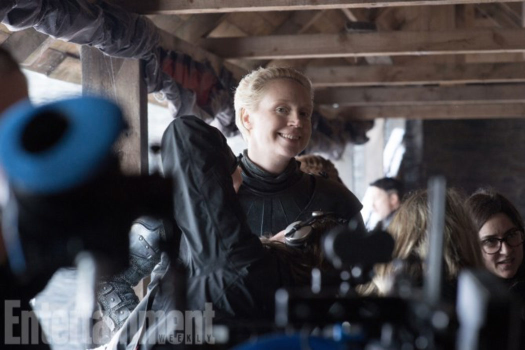 Brienne de Tarth muy sonriente