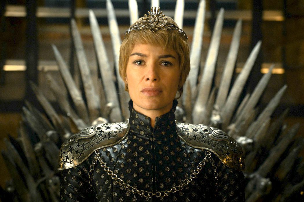 Cersei se sienta en el Trono de Hierro