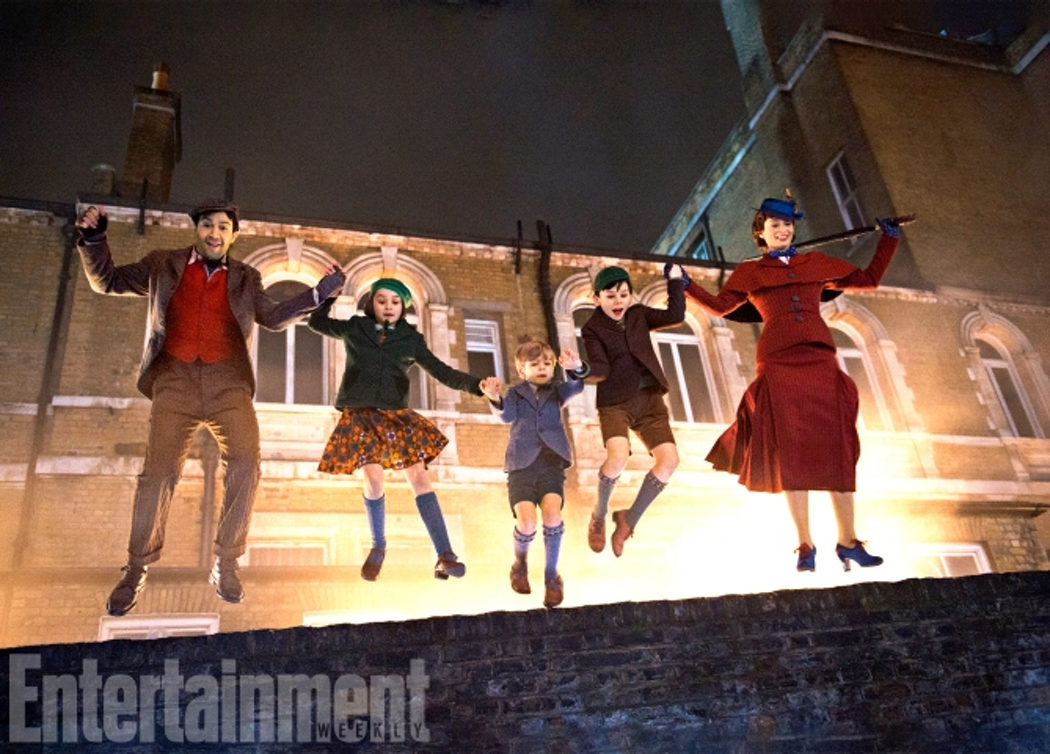 Jack, los niños Banx y Mary Poppins saltan por los tejados