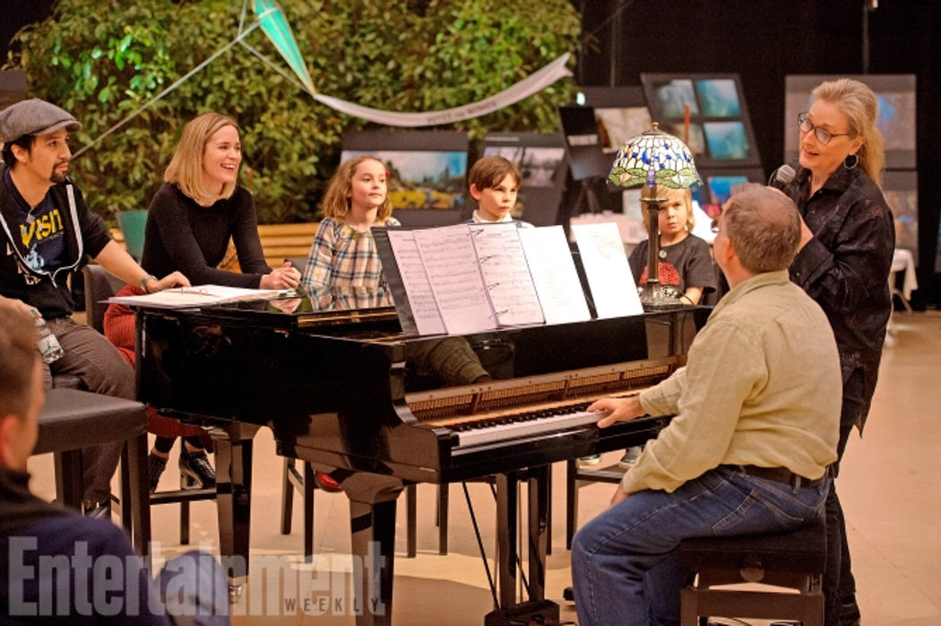 Lin-Manuel Miranda, Emily Blunt, Pixie Davies, Nathanael Saleh, Joel Dawson y Meryl Streep ensayando