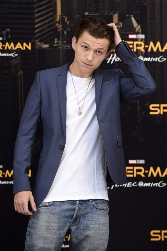 Tom Holland peinándose