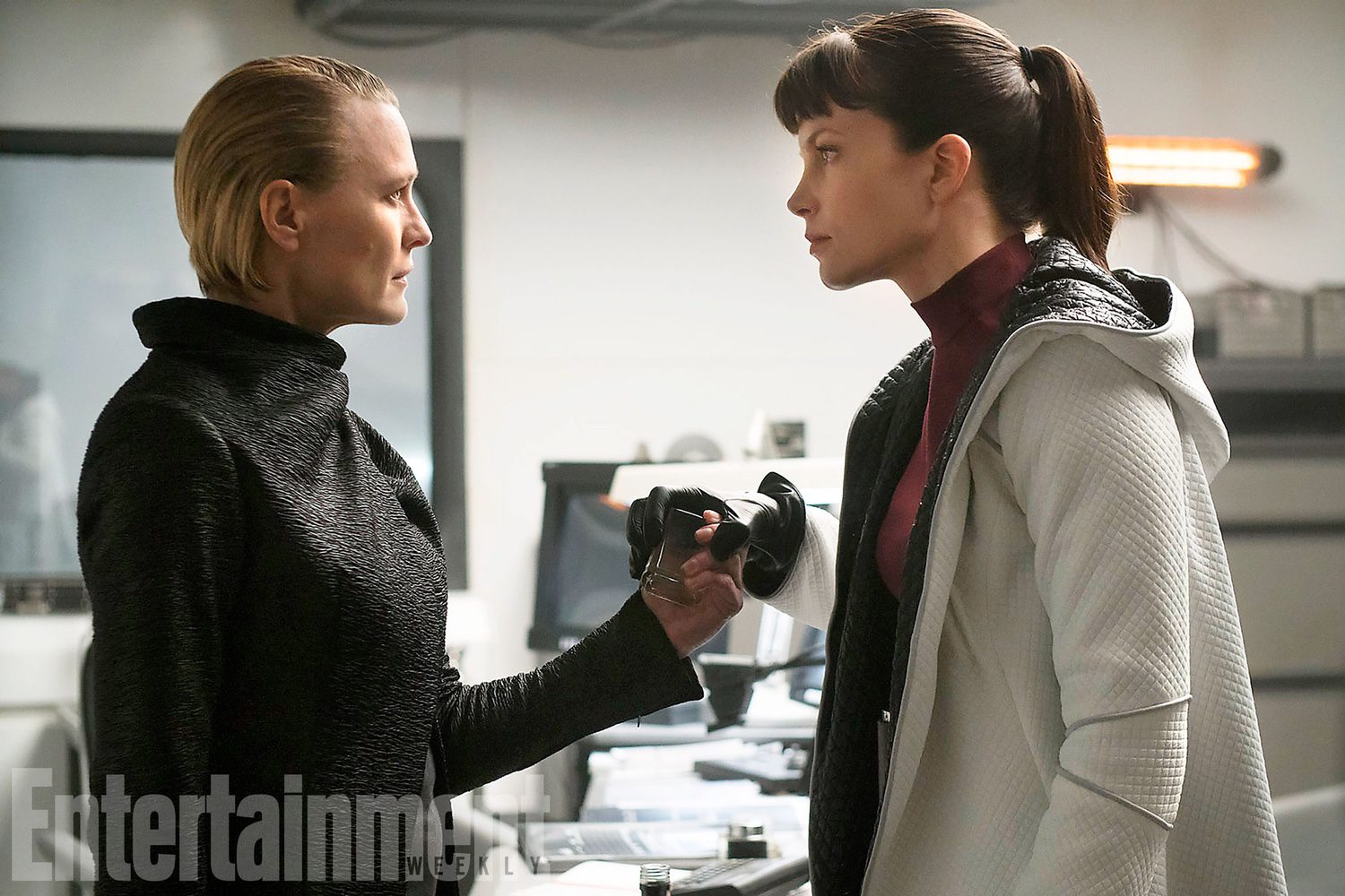 Robin Wright y Sylvia Hoeks