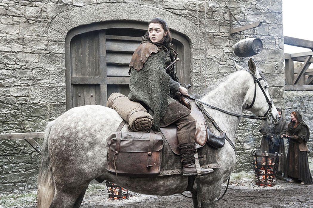 Arya a lomos de un caballo