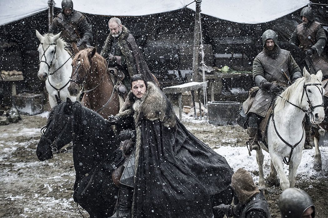 Jon, ser Davos y otros caballeros dispuestos a partir de Invernalia
