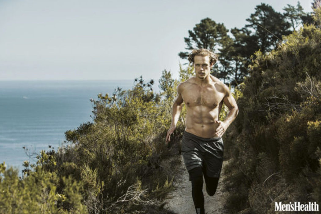 Sam Heughan entrenando en Men's Health South Africa