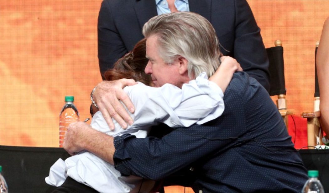 Treat Williams abraza a Vivien Cardone