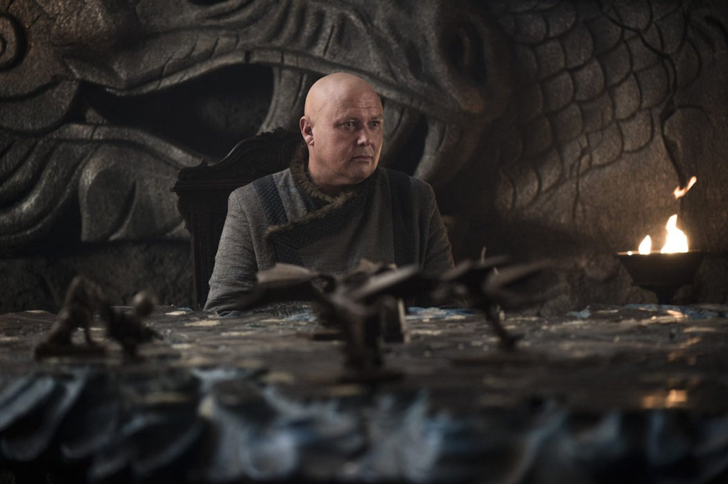 Varys aconseja en la sala de estrategias