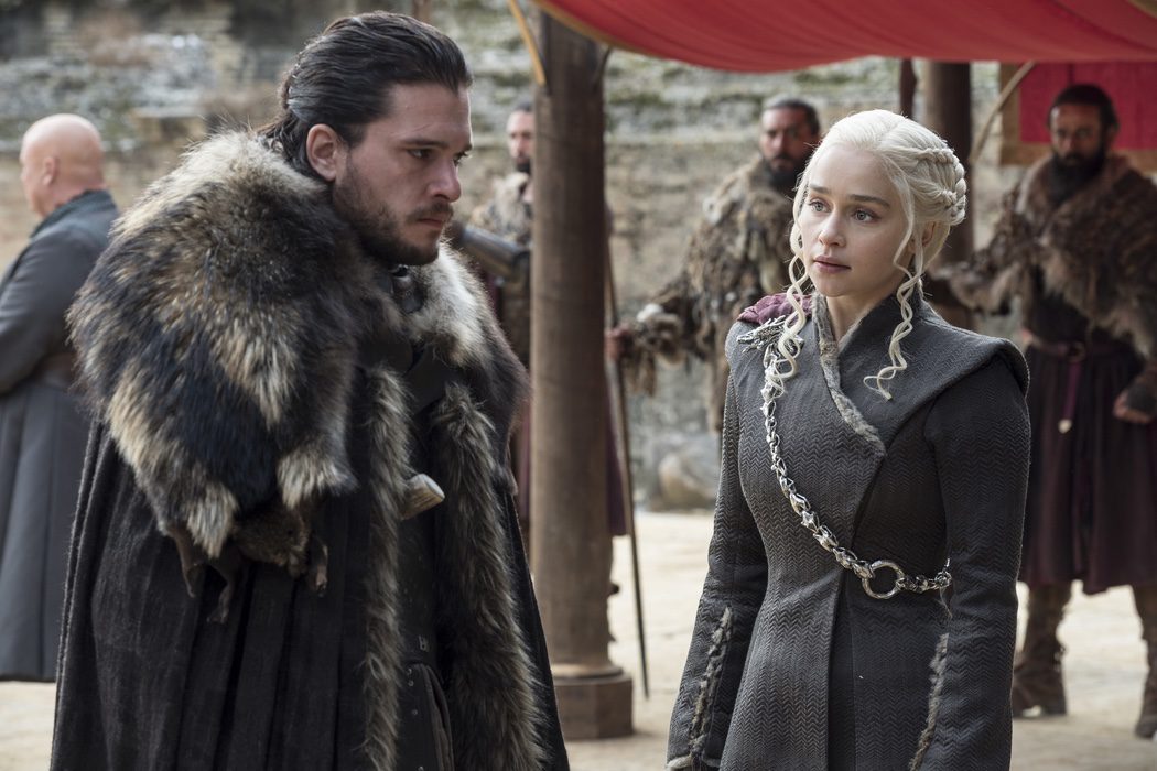 Daenerys y Jon Snow en un momento algo tenso