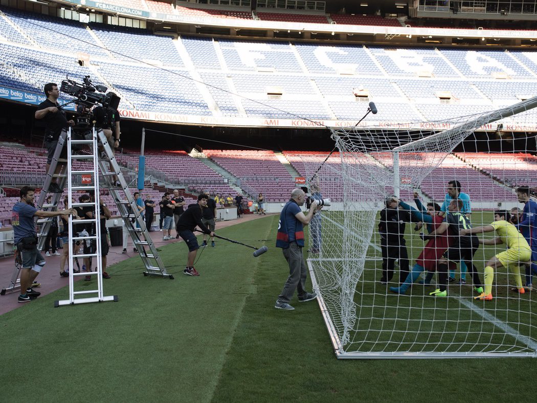 Equipo de 'Superlópez' en el campo del FC Barcelona