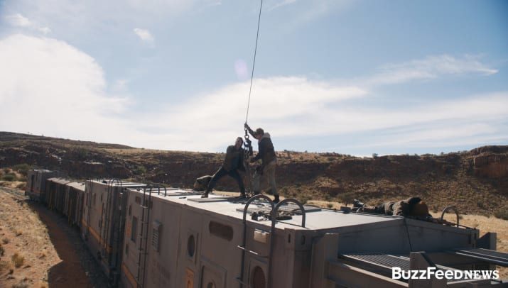 Thomas y Newt llevando a cabo una arriesgada operación