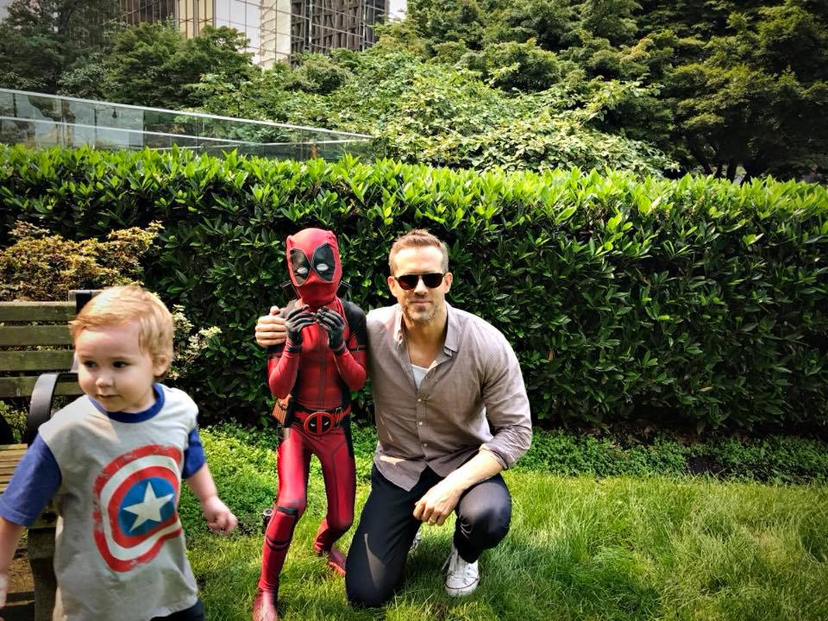 Ryan Reynolds con un mini Deadpool