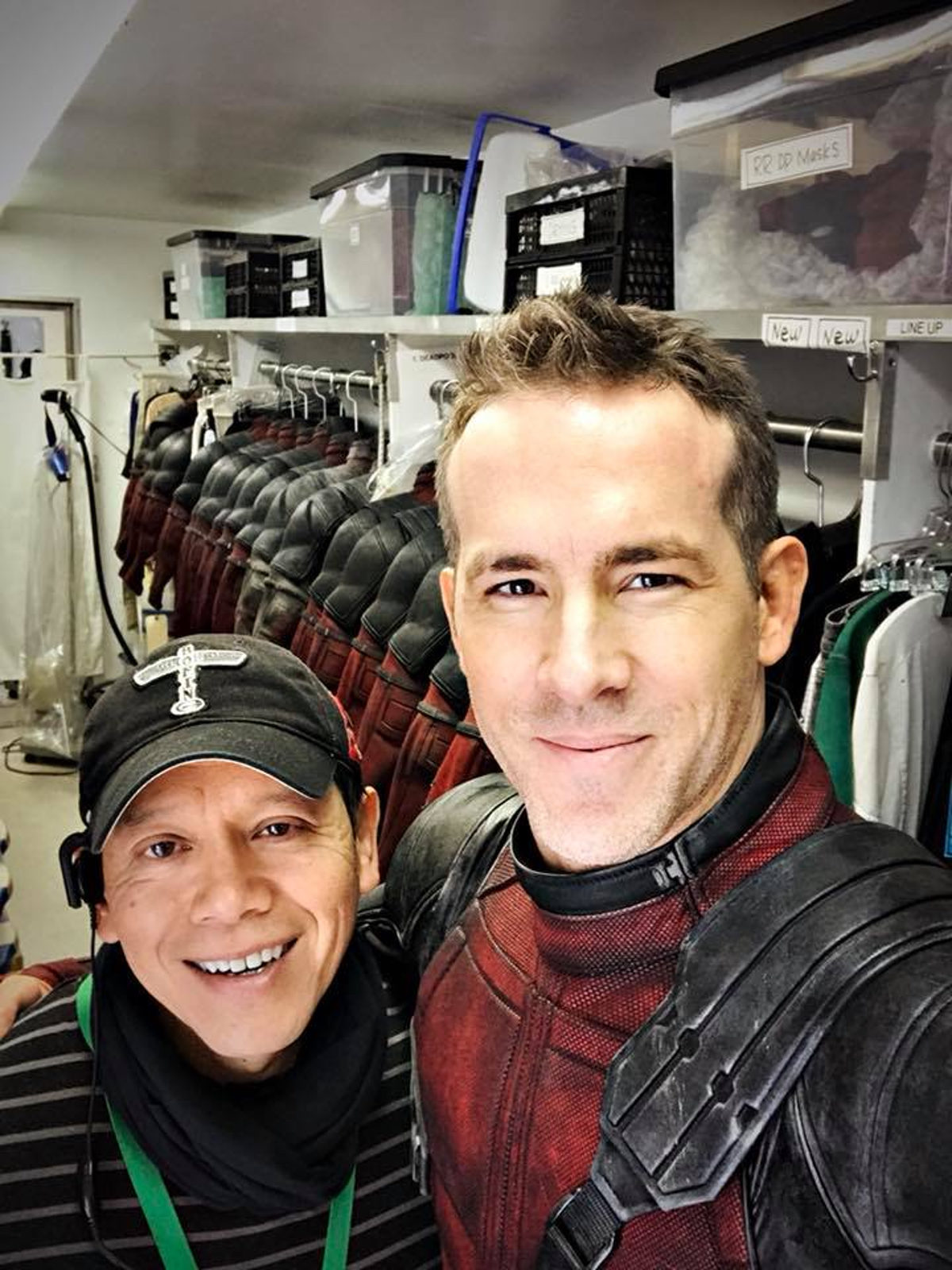 Ryan Reynolds se hace un selfie con los trajes de Deadpool de fondo