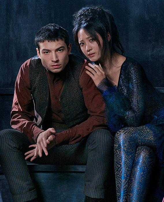 Ezra Miller como Credence Barebone y Claudia Kim como Maledictus