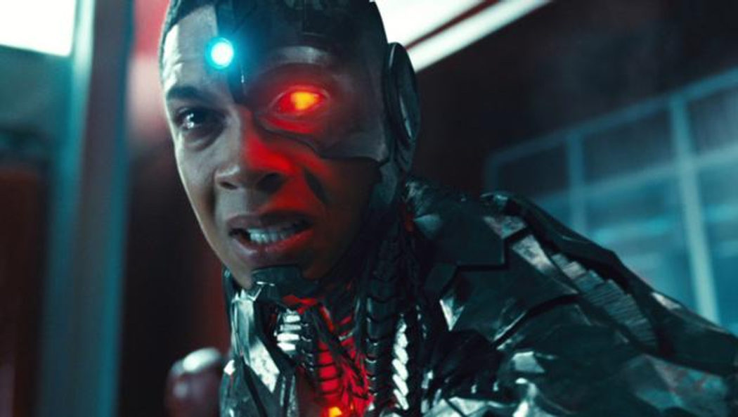 Cyborg muere intentando separar las Cajas Madre