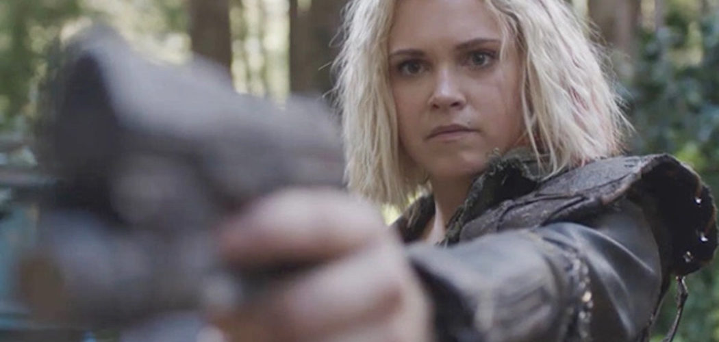 Clarke sostienndo un arma