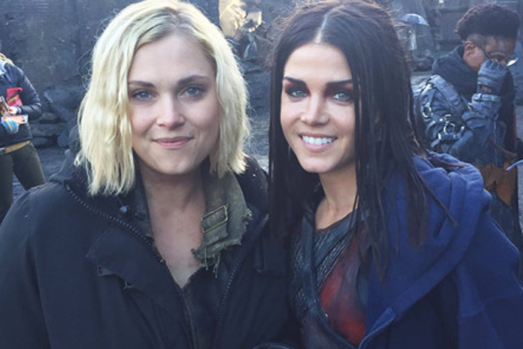 Eliza Taylor y Marie Avgeropoulos tomando un descanso