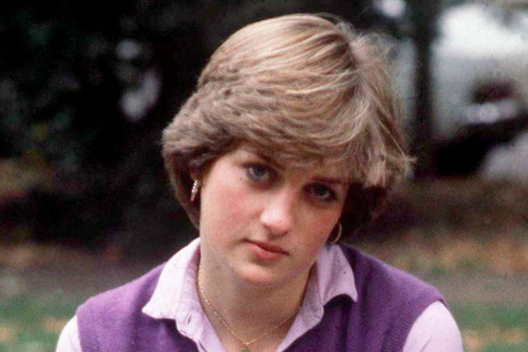 El Príncipe Carlos conoce a Diana