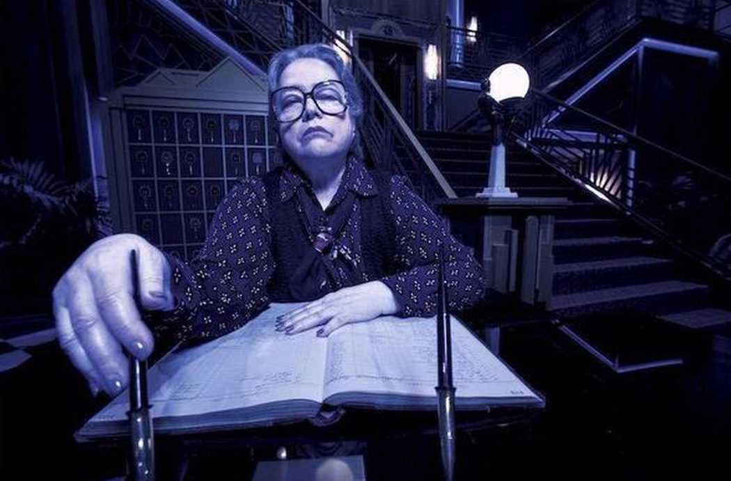 Kathy Bates es Iris