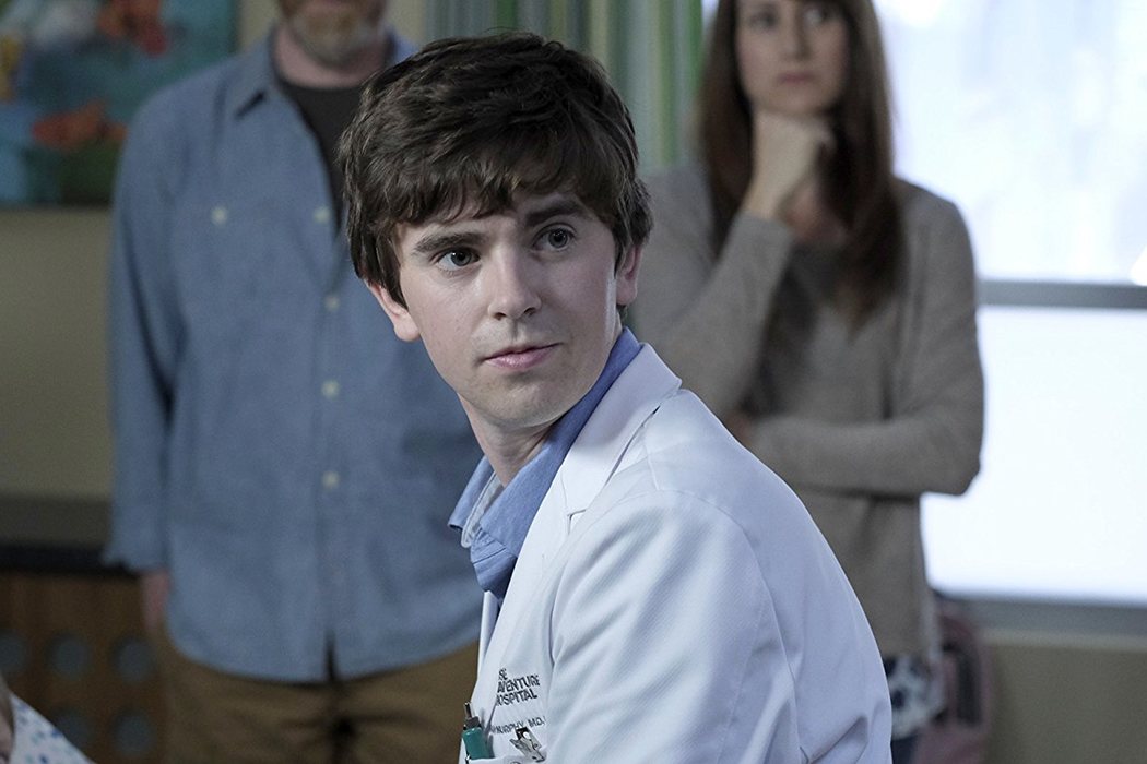 Freddie Highmore se pone detrás de las cámaras