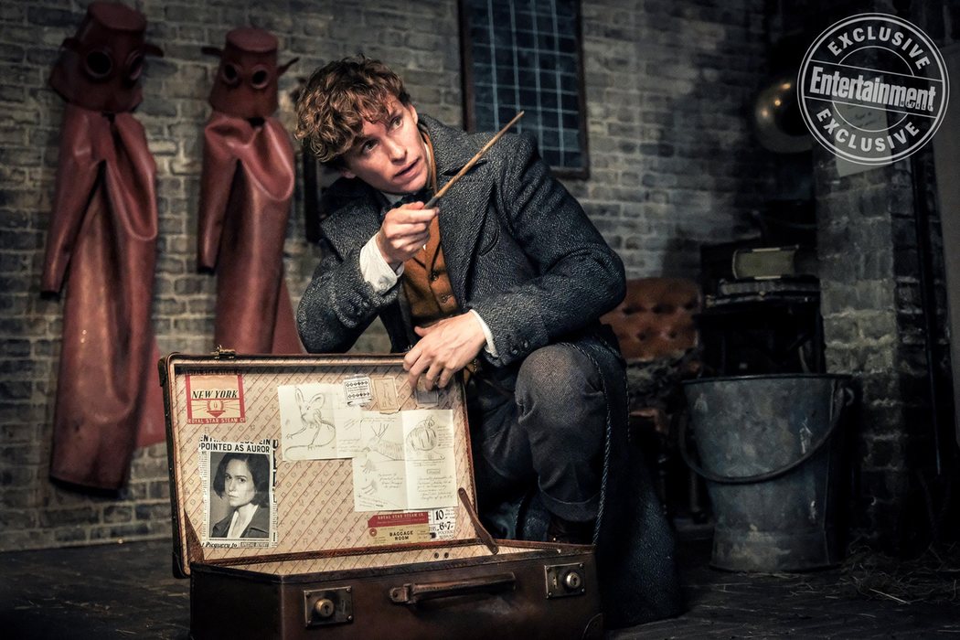 Newt Scamander (Eddie Redmayne) en el sótano de su taller de Londres