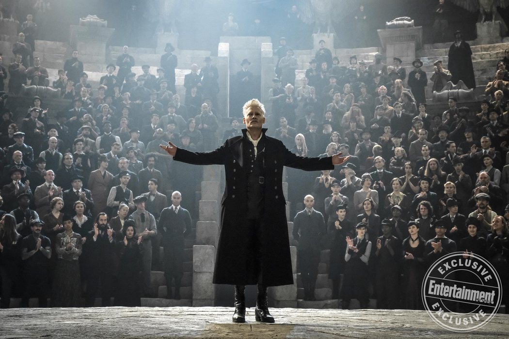 Gellert Grindelwald (Johnny Depp) dando un discurso en el Mausoleo Lestrange