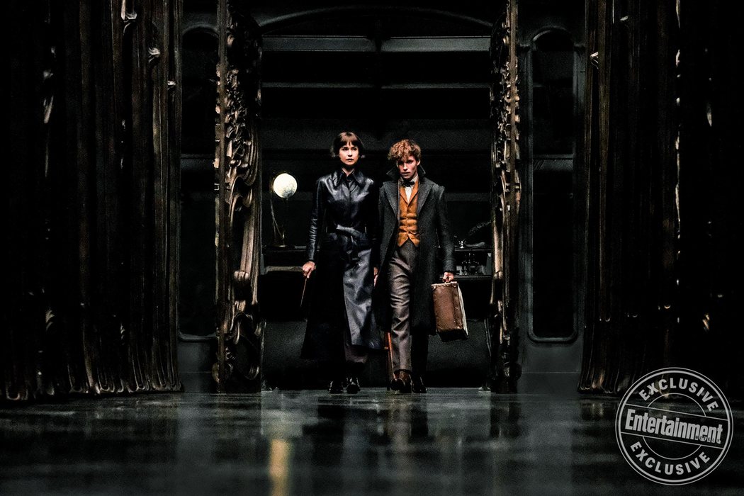 Newt y la aurora Tina Goldstein (Katherine Waterson) exploran el Ministerio de Magia francés