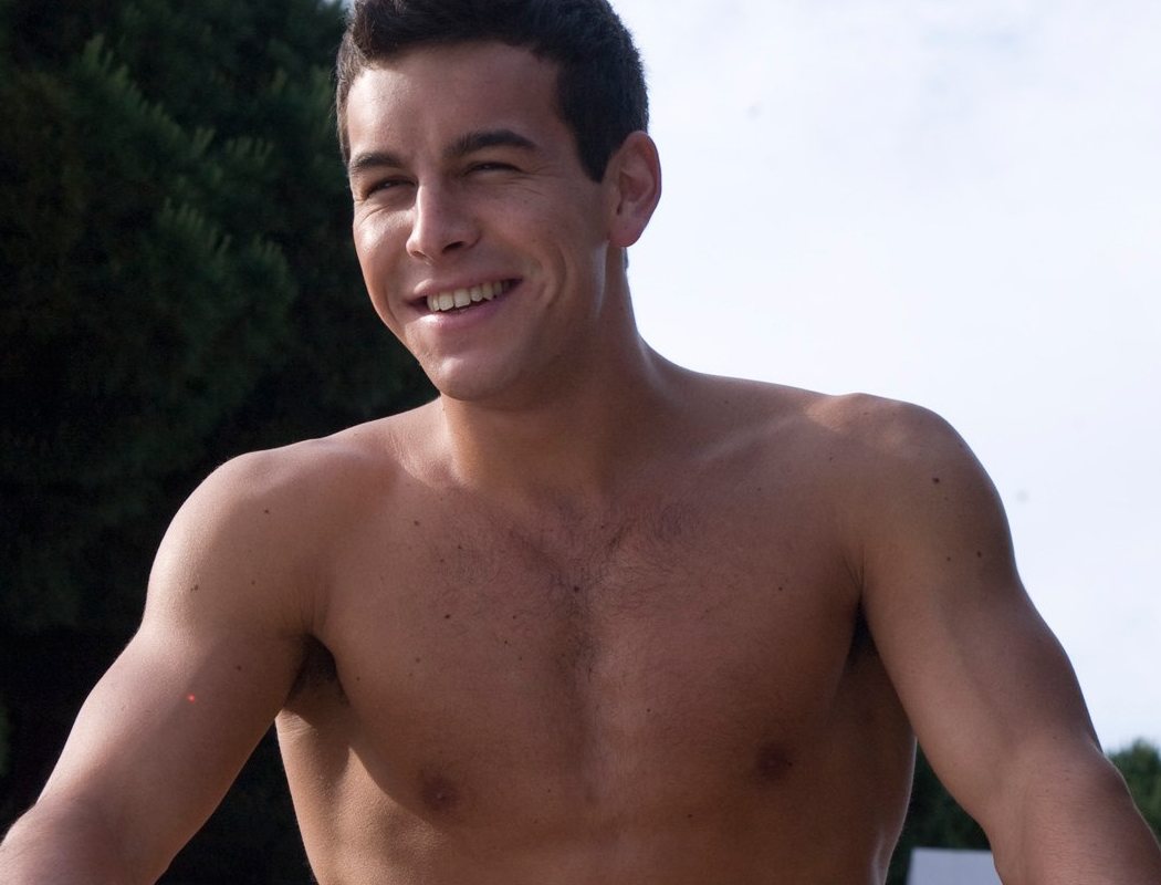 Mario Casas como Hache