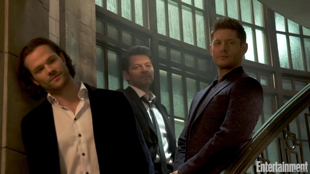 Los hermanos Winchester y Castiel en el búnker