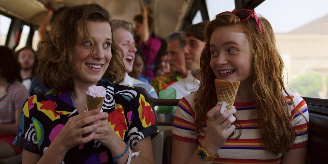 Millie Bobby Brown y Sadie Sank con un helado