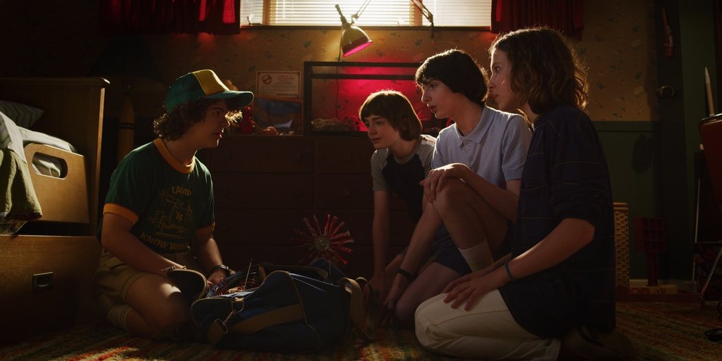 Reunión en el cuarto de Dustin (Gaten Matarazzo)