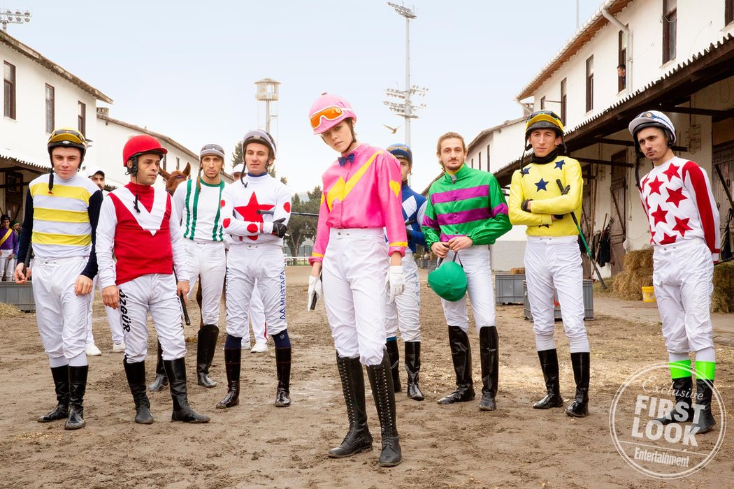 Kristen Stewart y un grupo de jockeys