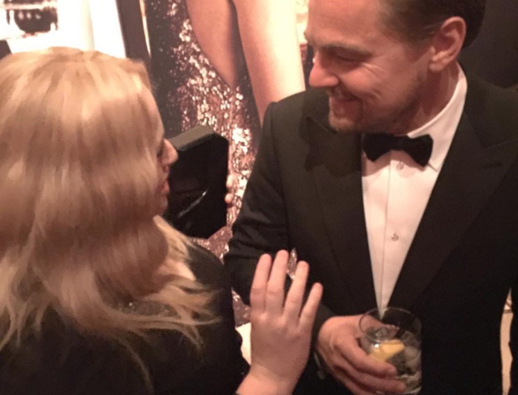 Rebel Wilson felicitando a DiCaprio