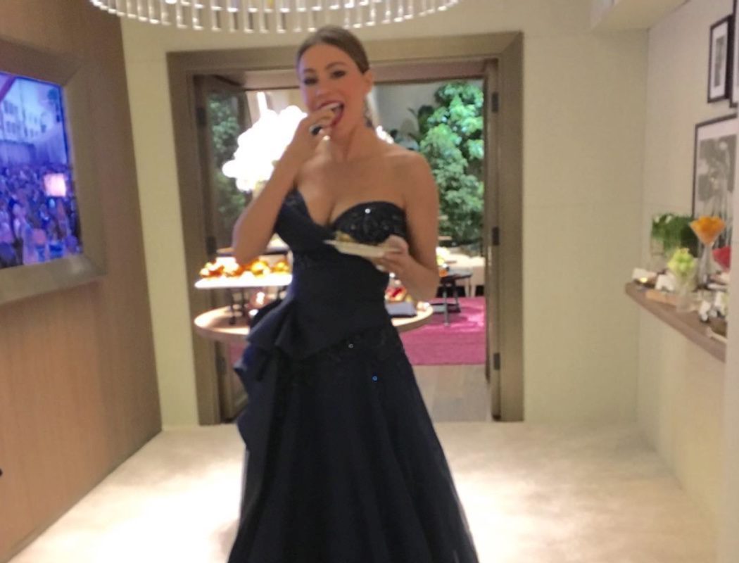 Sofia Vergara haciéndose con los aperitivos