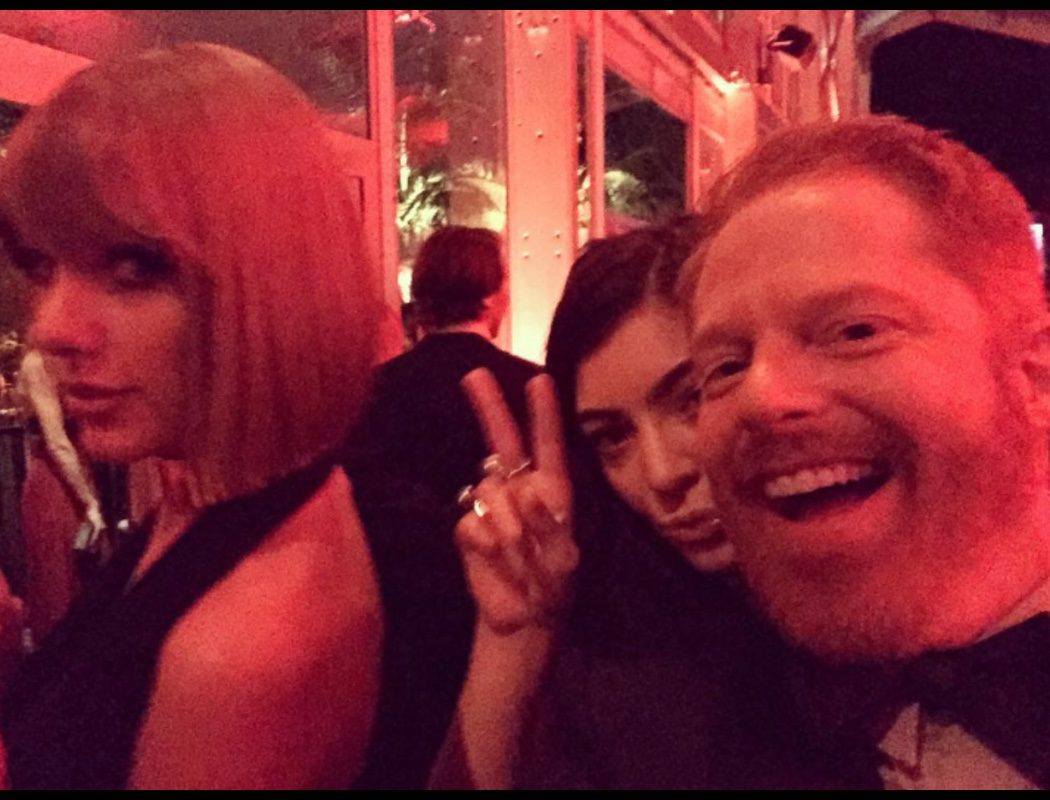 Jesse Tyler Ferguson posando con Lorde y Taylor Swift