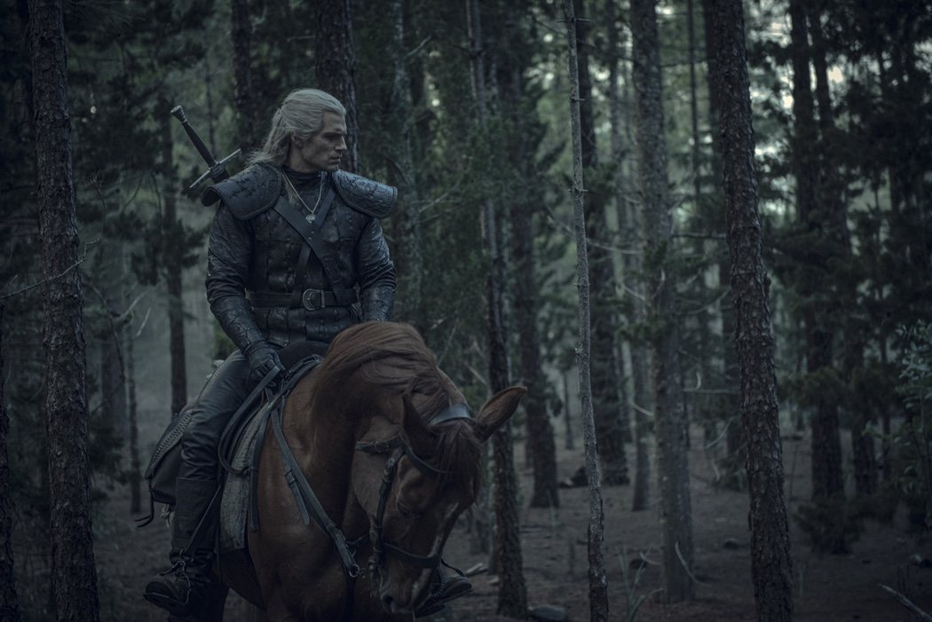 Geralt (Henry Cavill) a lomos de Sardinilla