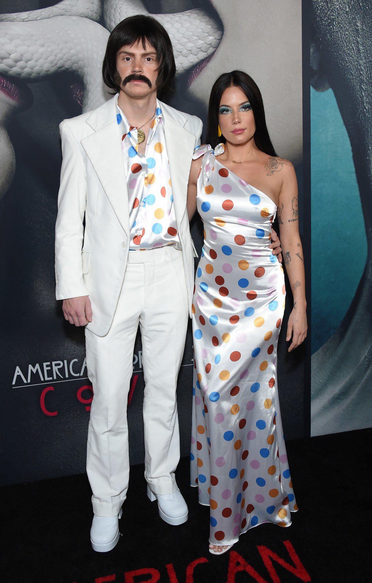 Halsey y Evan Peters de Sonny y Cher