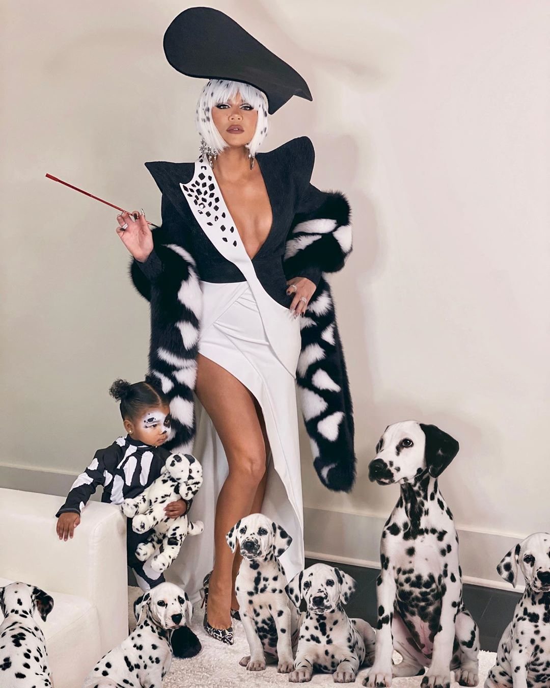 Khloe Kardashian y True Thompson de Cruella de Vil y un dálmata