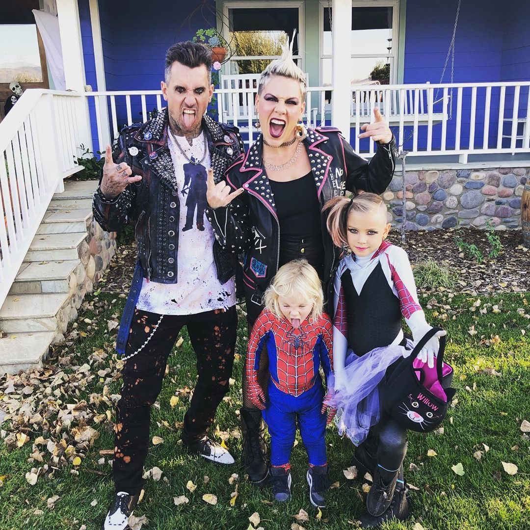 Pink y su familia de punkies y Spider-Man