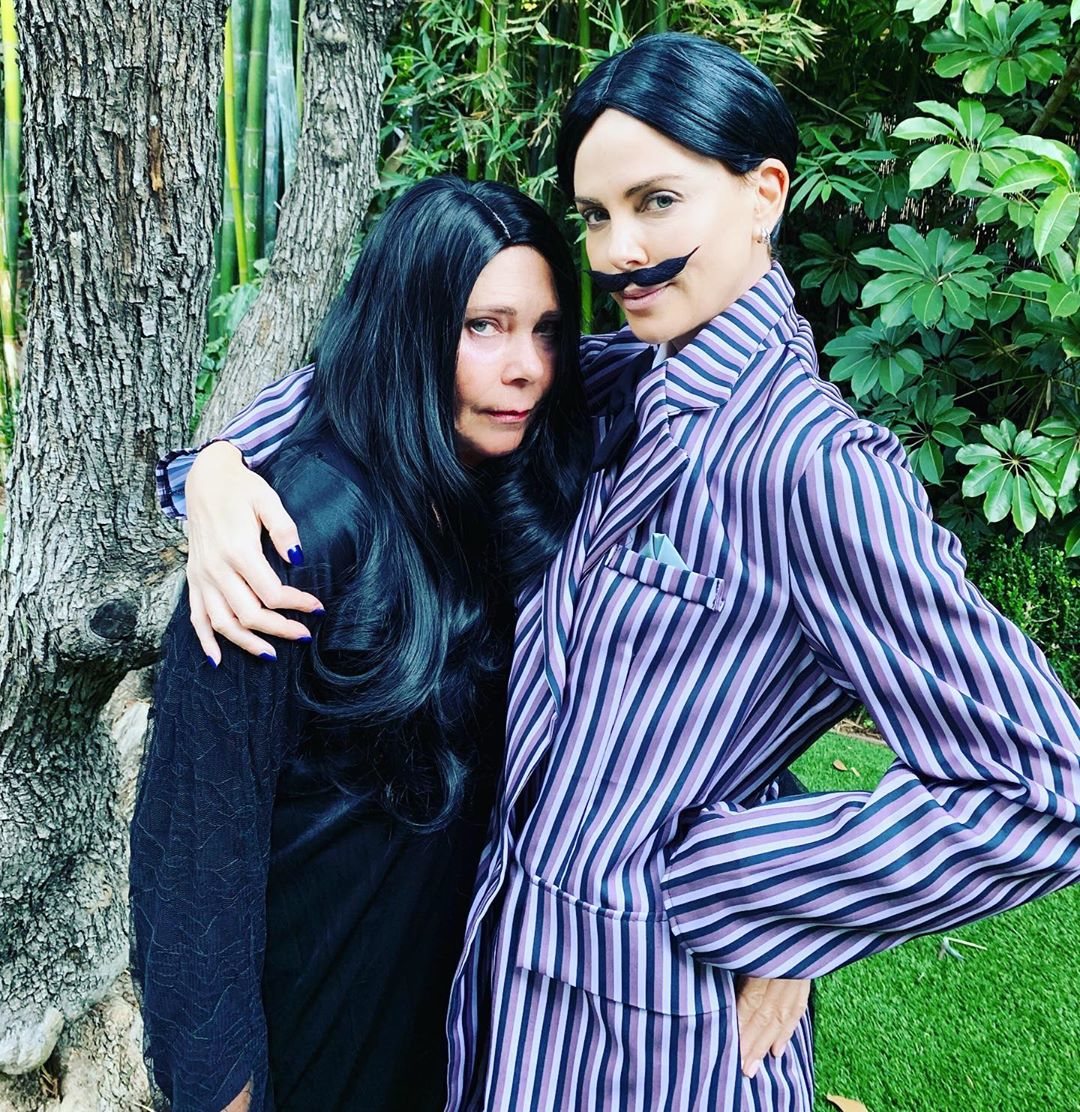 Charlize Theron y su madre de Gómez y Morticia Addams